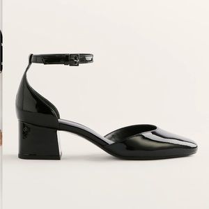 Like new reformation Mallori closed toe heel